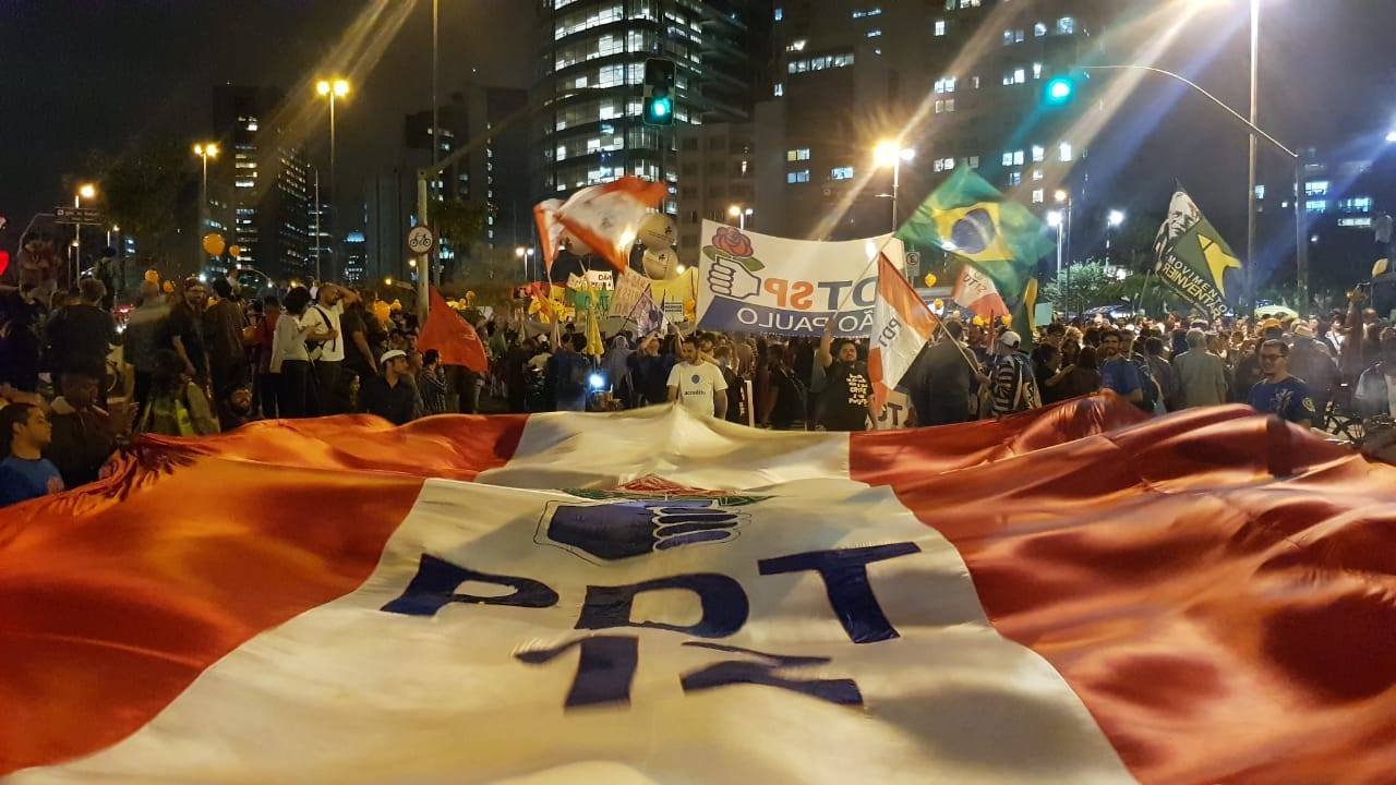 Bandeira PDT em mobiliização popular de esquerda em SP